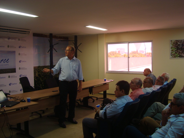 Diretor de Estudos Econômicos do Ipece ministra palestra no centro gerencial da Ematerce