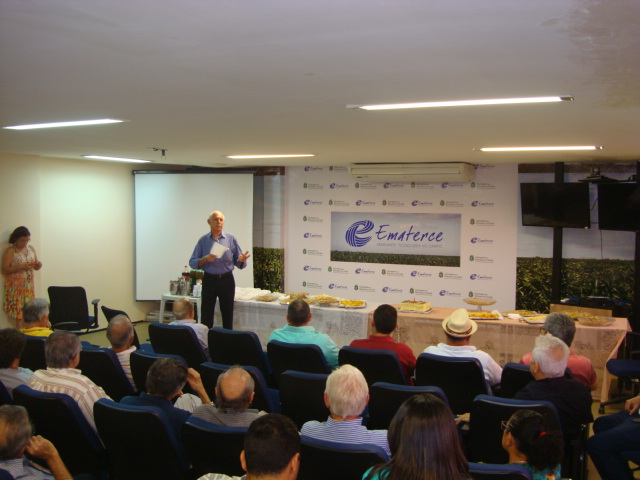 Ematerce: diretoria executiva e servidores homenageiam diretor administrativo