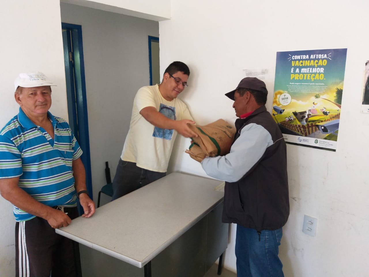 Ematerce de Carnaubal-CE distribui sementes selecionadas para agricultores familiares