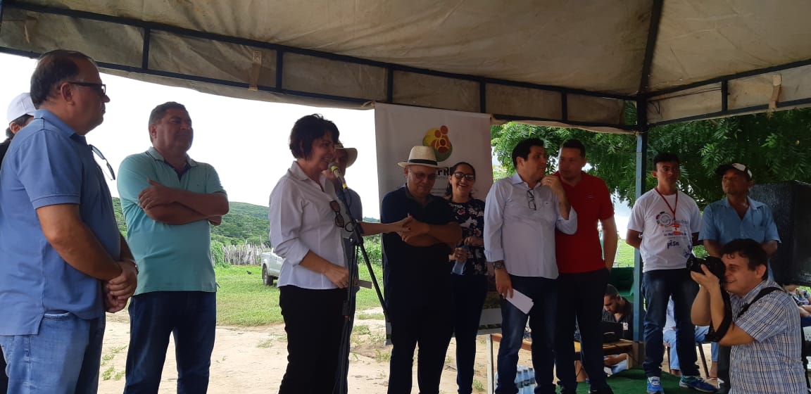 Tauá: Ematerce participa da entrega de caprinos e ovinos na comunidade de Milagres