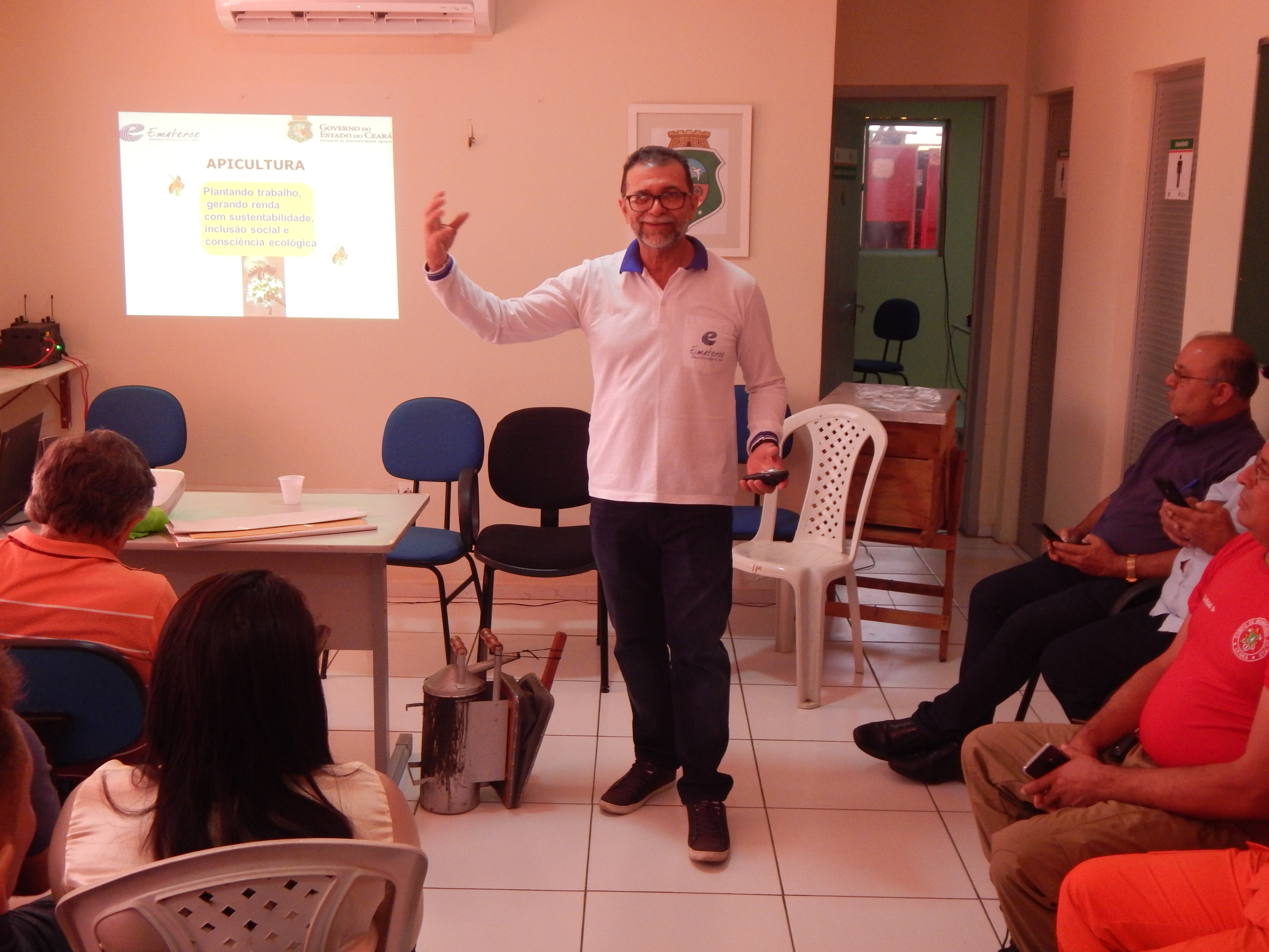 Ematerce promove capacitação para controle de abelhas pelos bombeiros