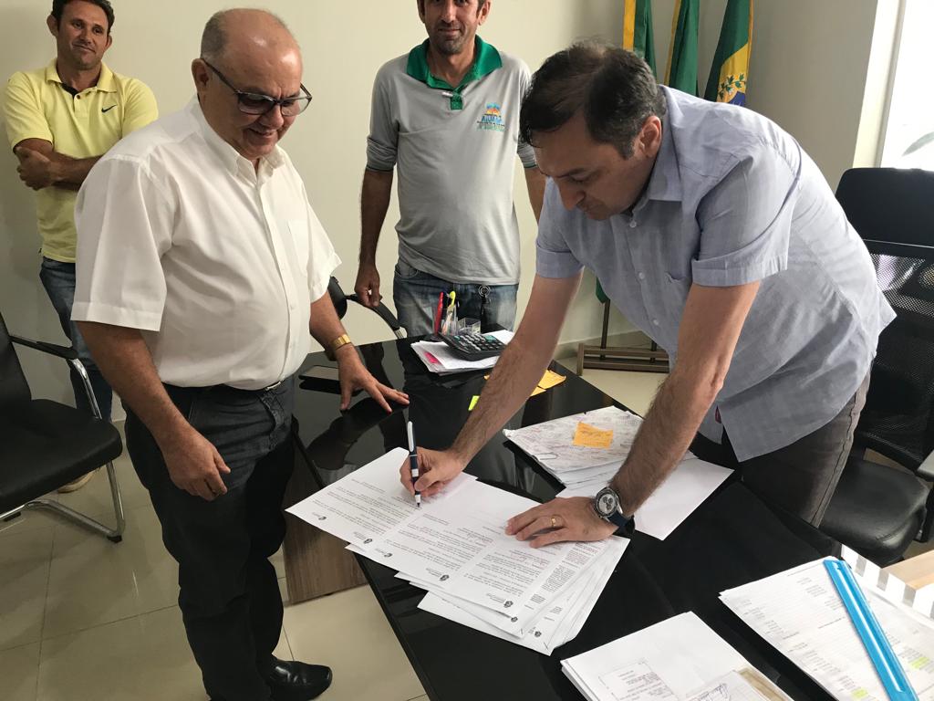 Presidente assina termo de cooperação em Aiuaba para Mais Ater nos Inhamuns
