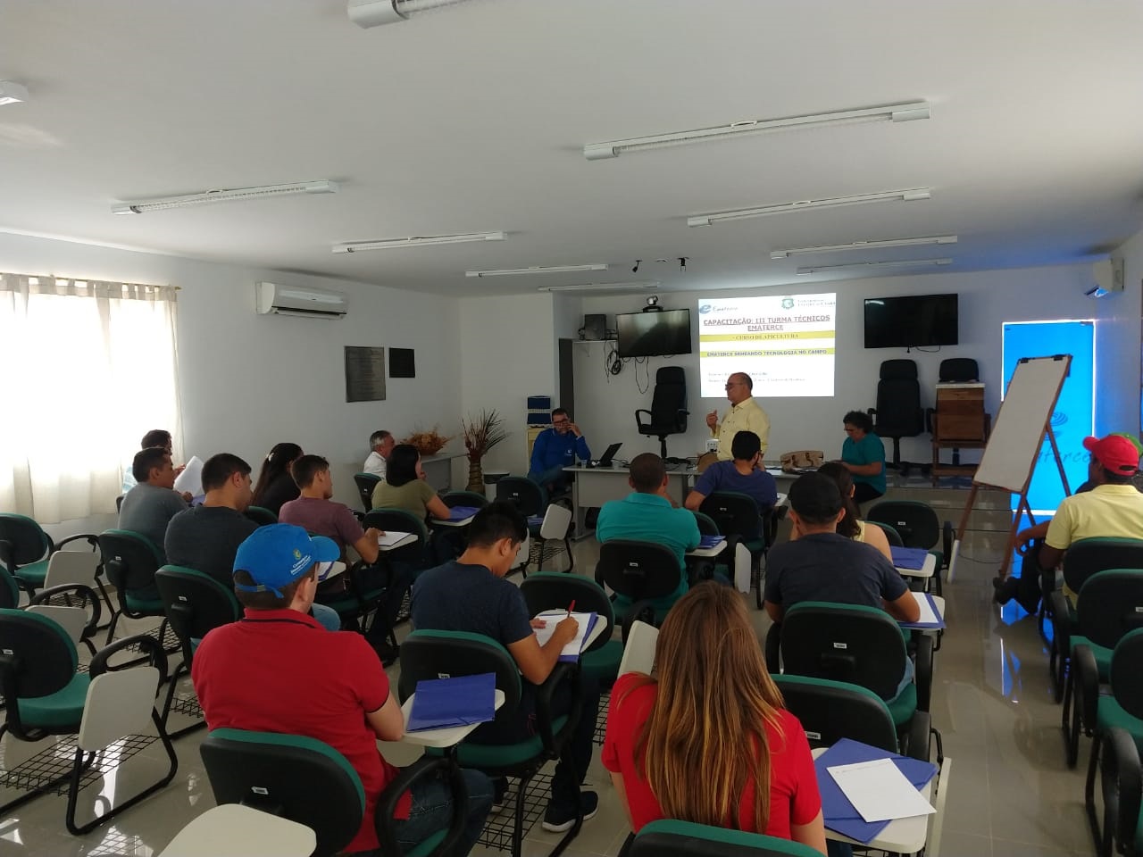 Fazenda Normal: Ematerce capacita 3ª Turma de extensionistas e bombeiros em Apicultura
