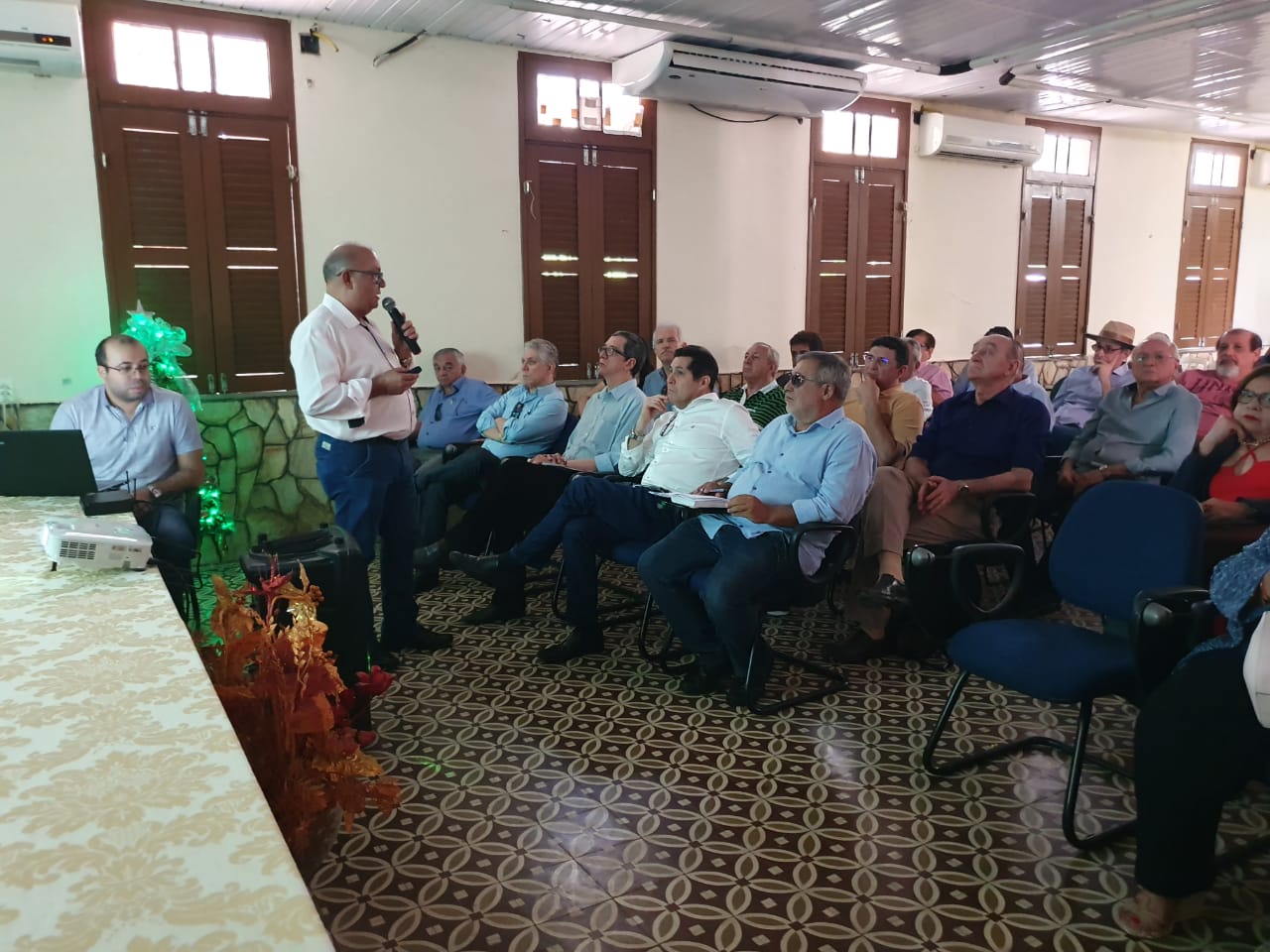 Confraternização de Natal e Ano-Novo reúne família ematerciana e convidados
