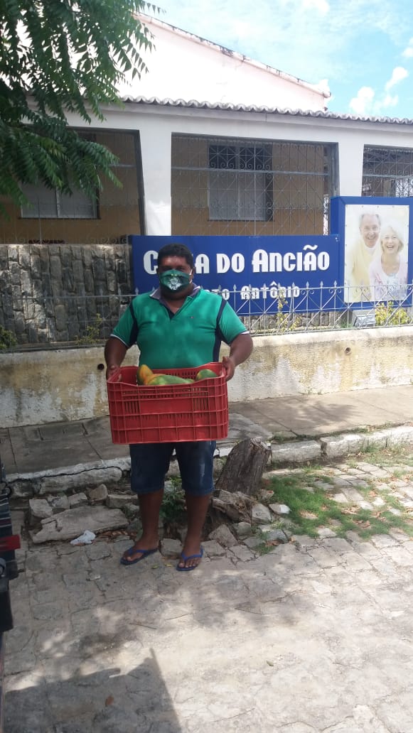 Coopvale doa mais de 100 quilos de alimentos a abrigo de idosos