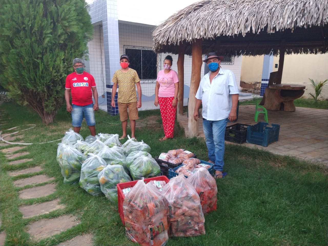 Juazeiro do Norte: Cooperativa Agrícola, parceira da Ematerce, doa cestas básicas a instituições beneficentes.
