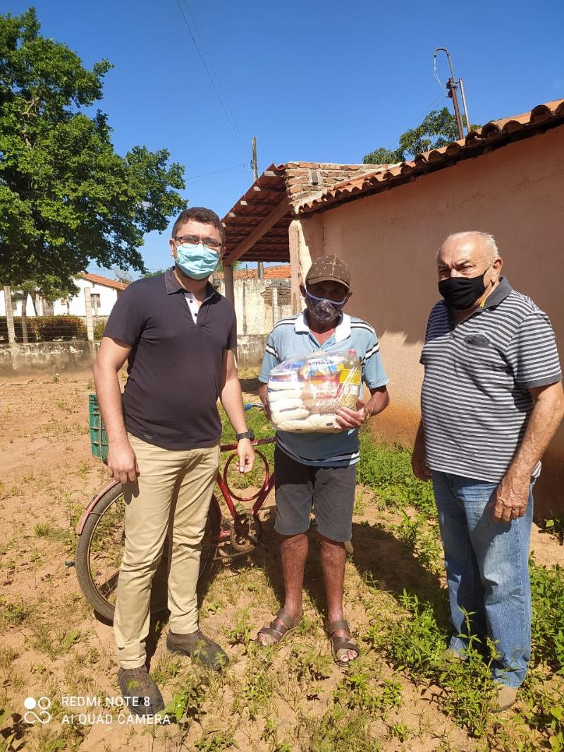 Iguatu: Ematerce entrega cestas de alimentos em parceria com Lions e Ótica Visão