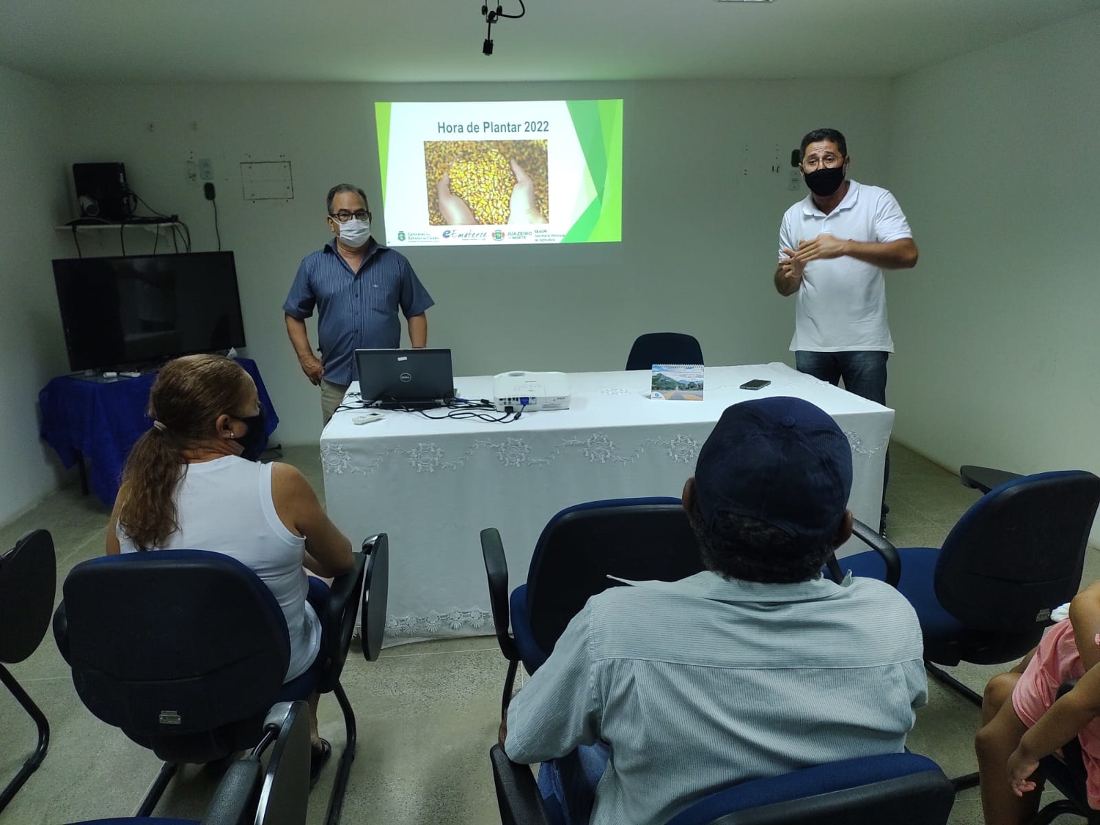 Juazeiro do Norte-CE: Ematerce distribui sementes de qualidade e ministra palestra