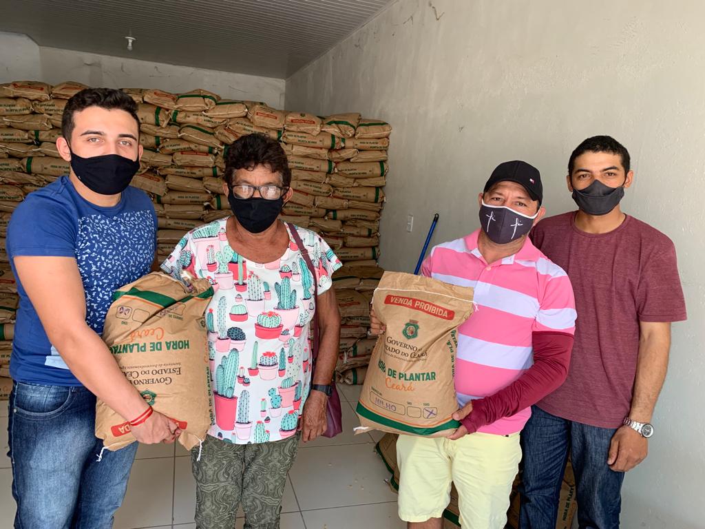 Quixelô (CE) e Ipaporanga (CE) distribuem sementes do Programa Hora de Plantar