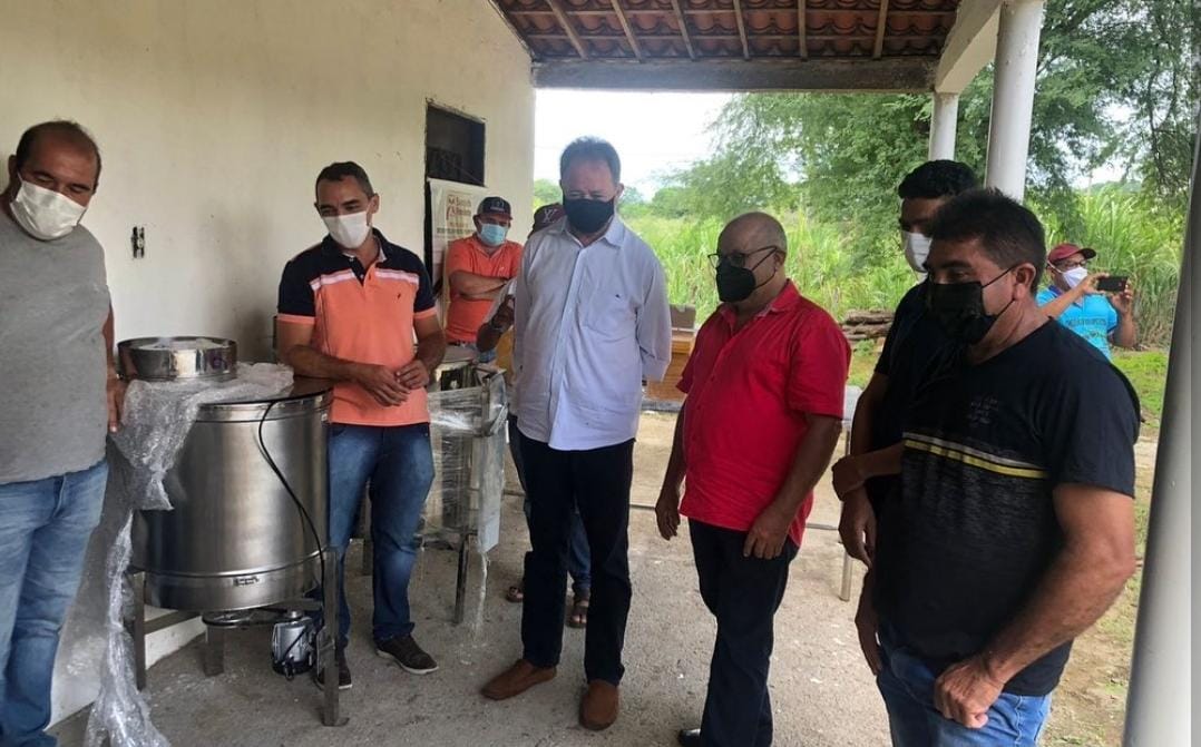 Quiterianópolis: Ematerce entrega de equipamentos a apicultores