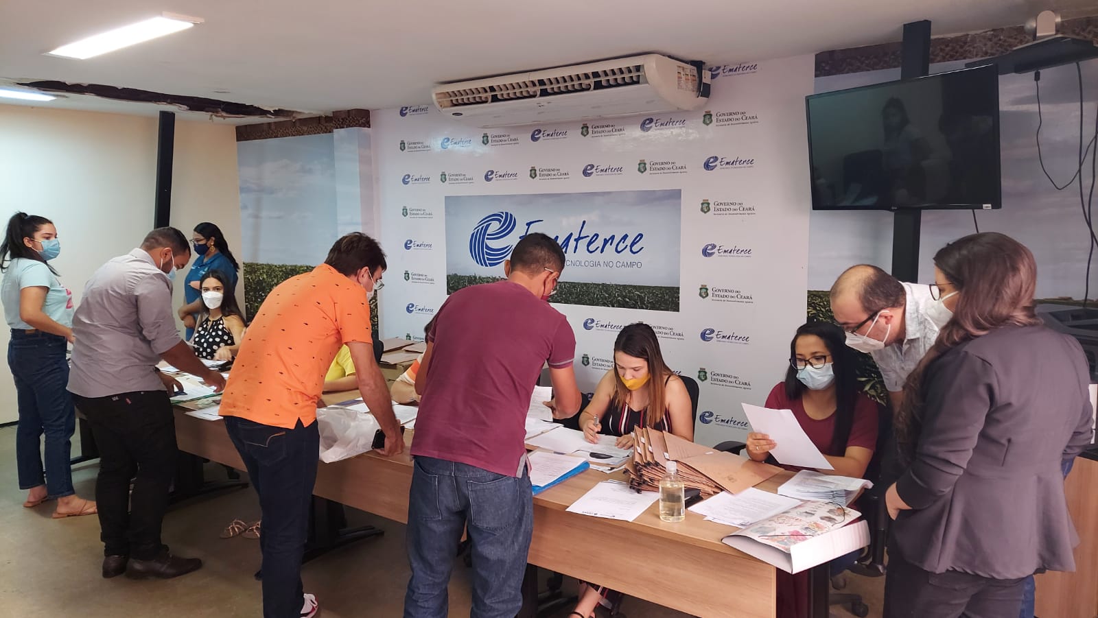 Aprovados no concurso da Ematerce assinam contrato e são empossados