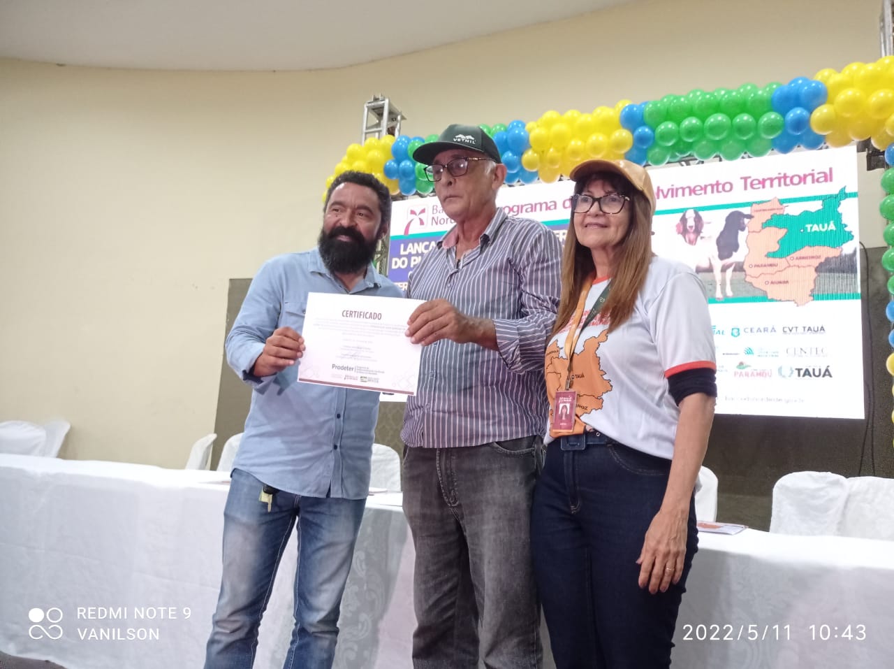 Ematerce: gerente regional dos Inhamuns recebe Certificado de Reconhecimento