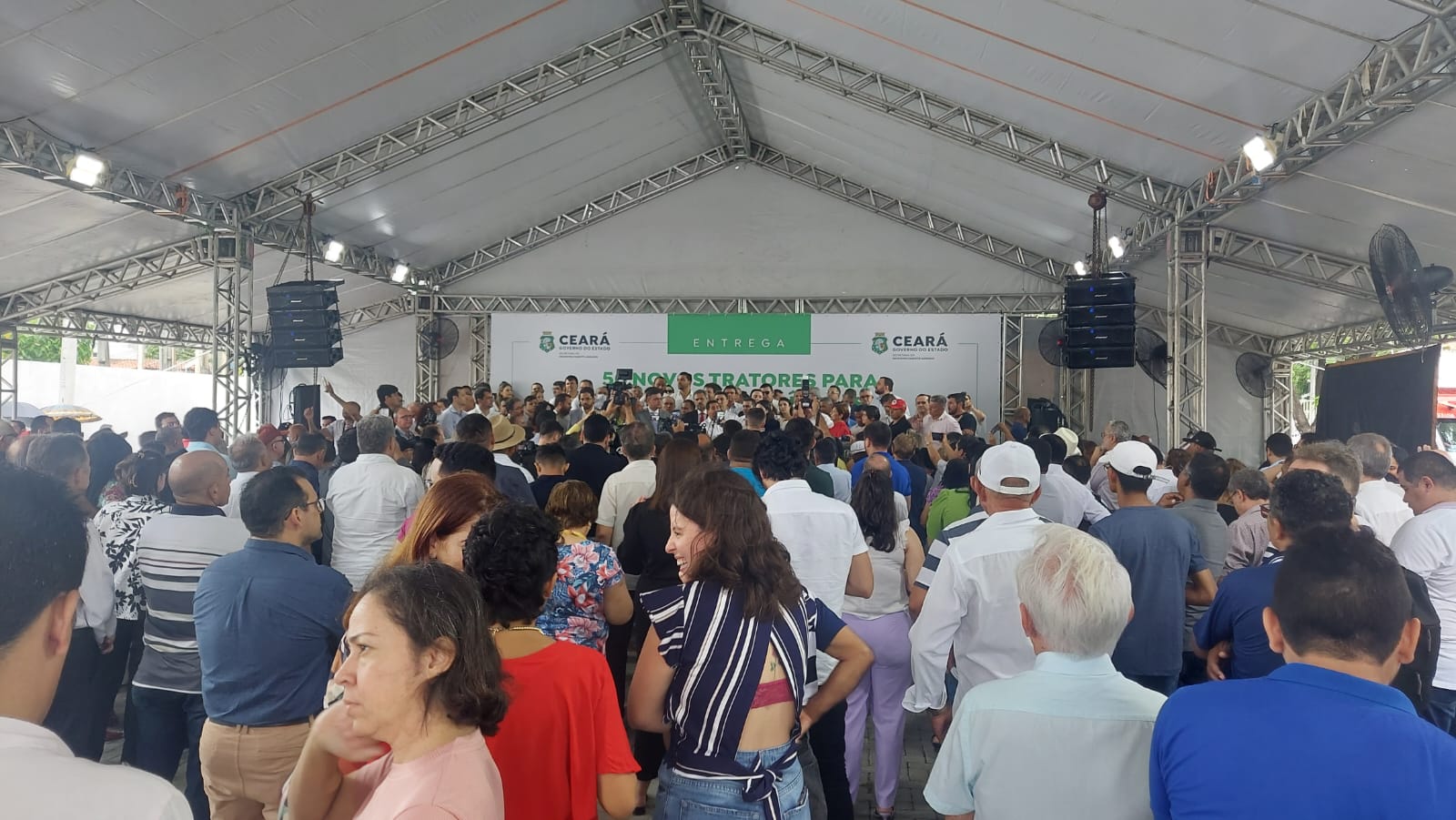 Ematerce participa da entrega de tratores para comunidades rurais