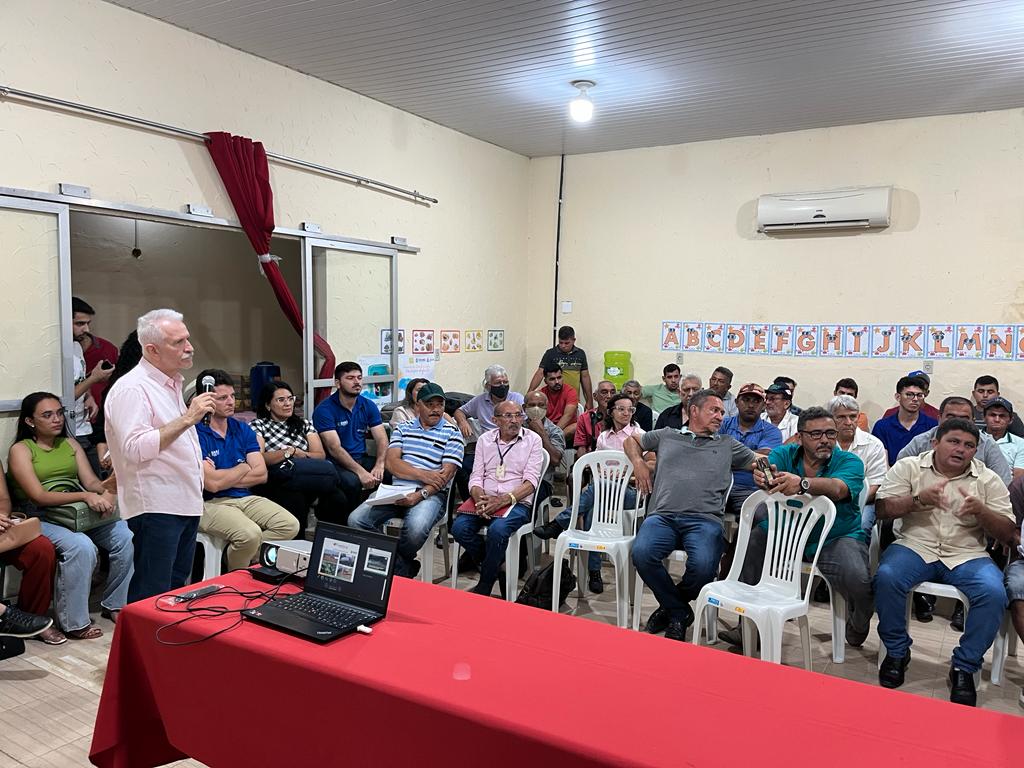 Barreira/CE: Ematerce conversa com agricultores para produção de frutas em área irrigada