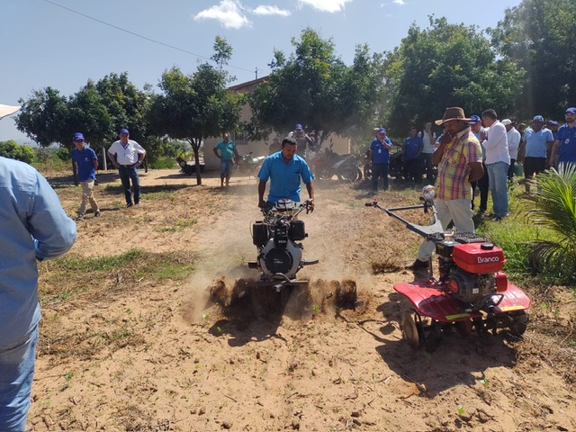 Juazeiro do Norte-CE: Ematerce incentiva uso de tratoritos em pequenas propriedades rurais