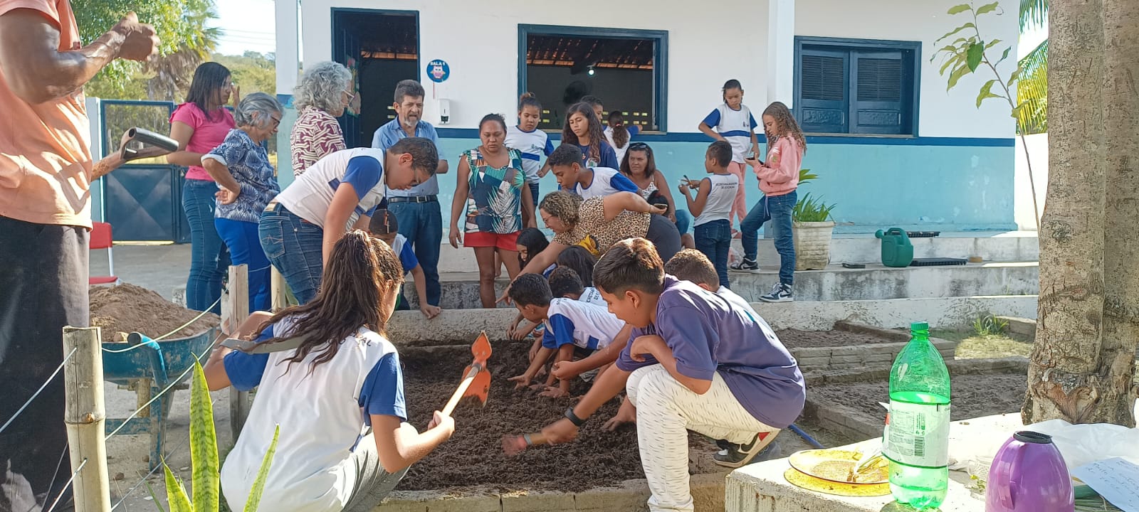 Ematerce implanta hortas em escolas municipais rurais do Crato-CE