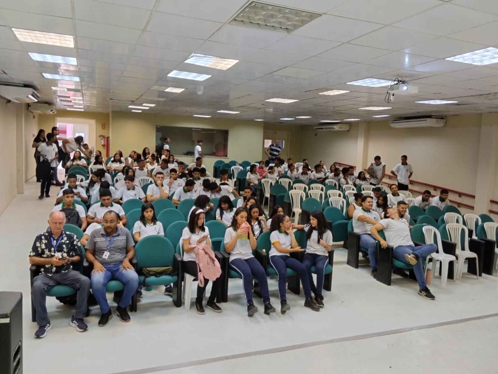 Guaiuba-CE: Ematerce realiza curso sobre galinha caipira em escola técnica