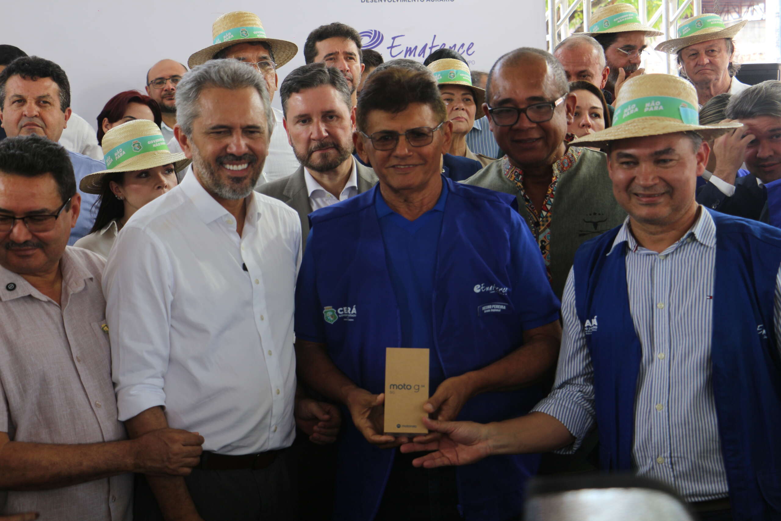 Entrega de tratores e celulares para fortalecer a agricultura familiar no Ceará