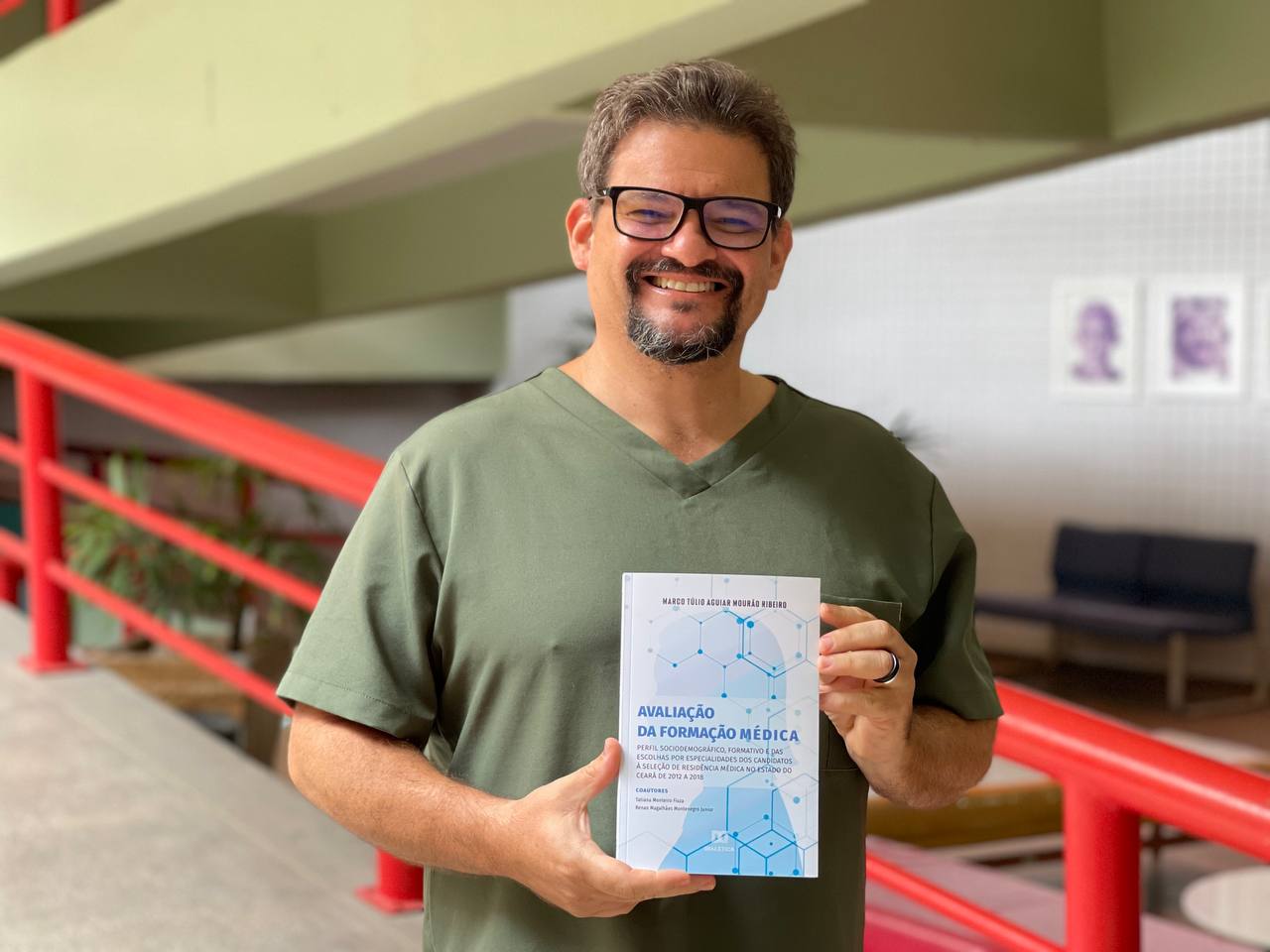 Livro sobre avaliação da formação médica traça perfil de egressos em programa de residências 