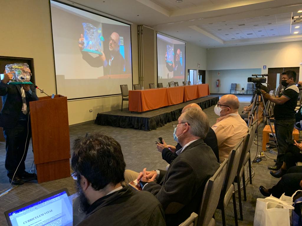 Conexão Brasil-Peru: capacete Elmo é apresentado em evento internacional de Medicina
