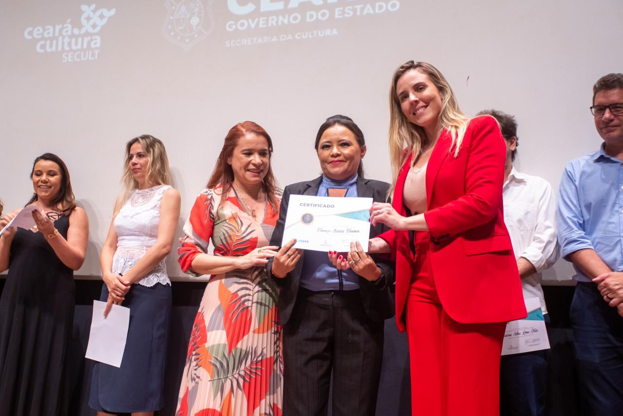 Profissionais de saúde são homenageados em pré-estreia de filme sobre a pandemia