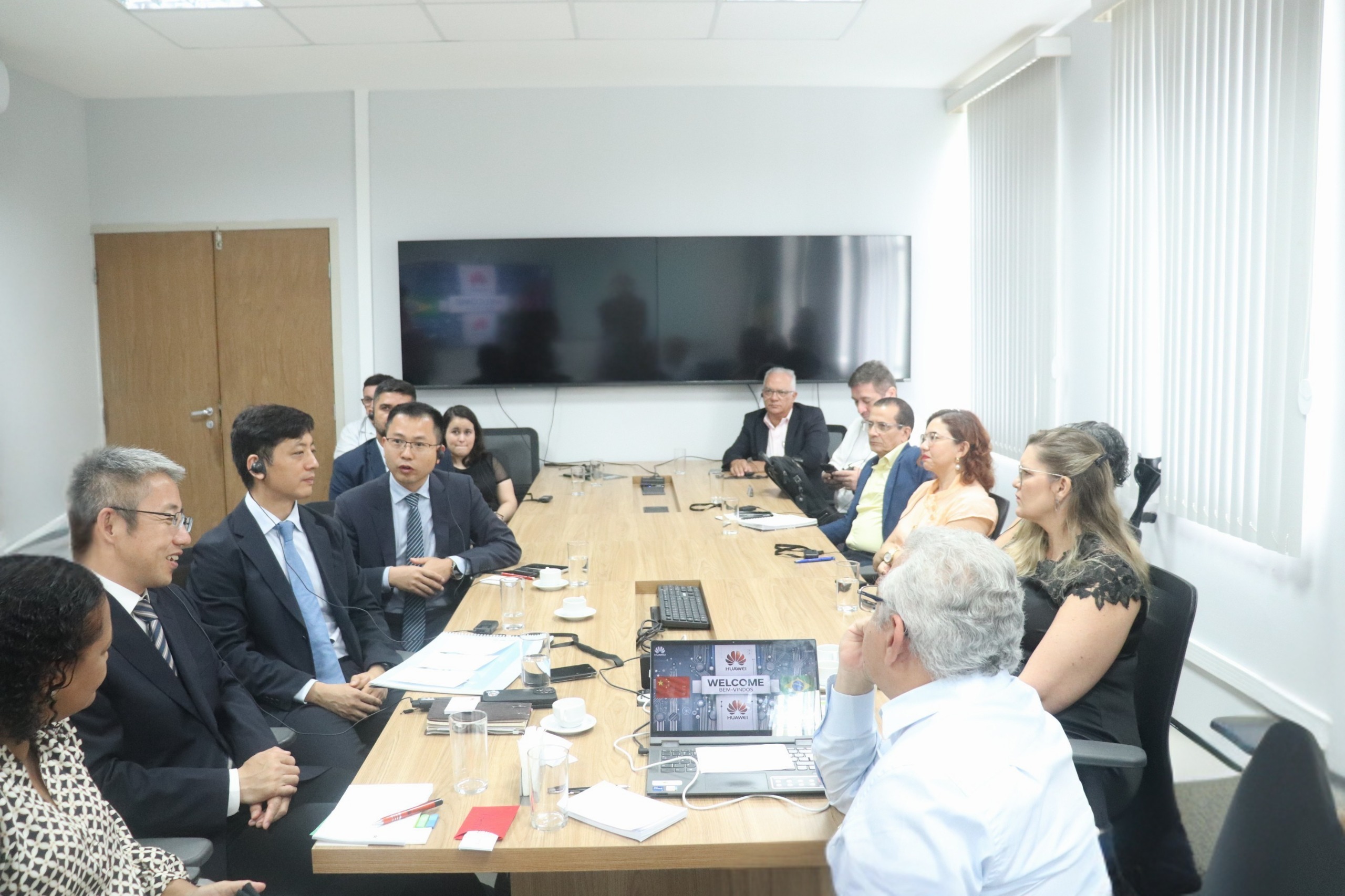 Etice participa de encontro com líderes da Huawei e do IFCE