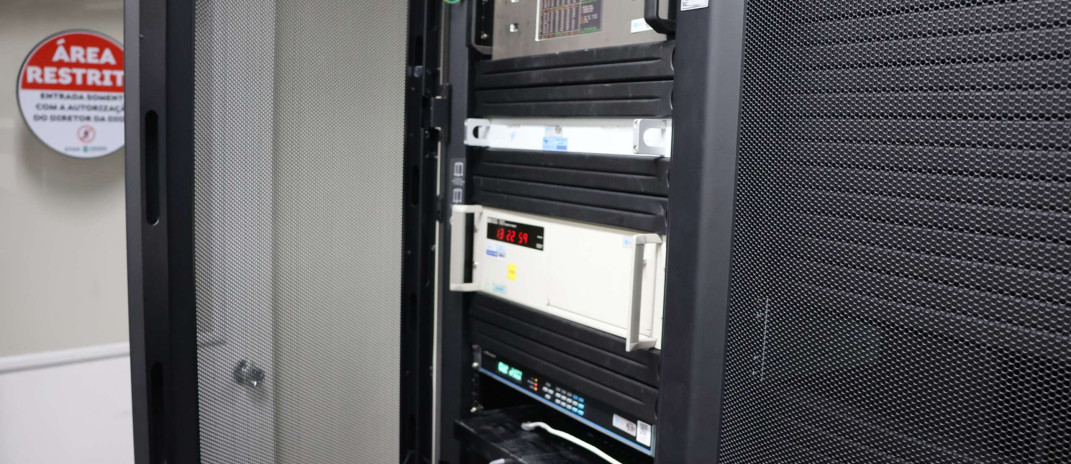 Relógio atômico de césio do data center da Etice está sincronizado à internet no Brasil
