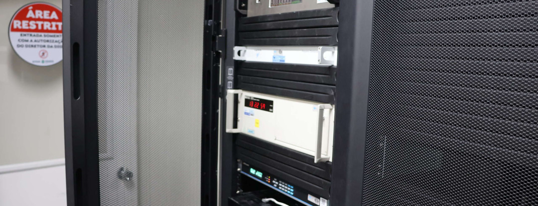 Relógio atômico de césio do data center da Etice está sincronizado à internet no Brasil
