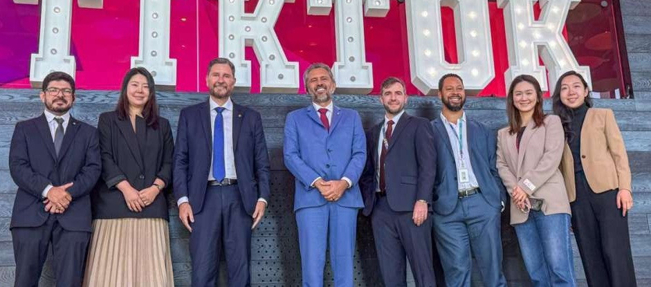 Em Nova Iorque, governador Elmano de Freitas participa de reunião com representantes do TikTok