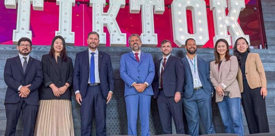 Em Nova Iorque, governador Elmano de Freitas participa de reunião com representantes do TikTok
