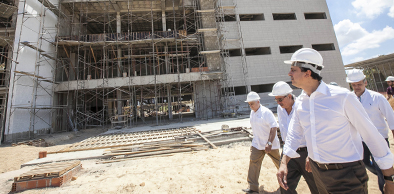 Governador visita obras da Fiocruz no Polo Industrial e Tecnológico da Saúde