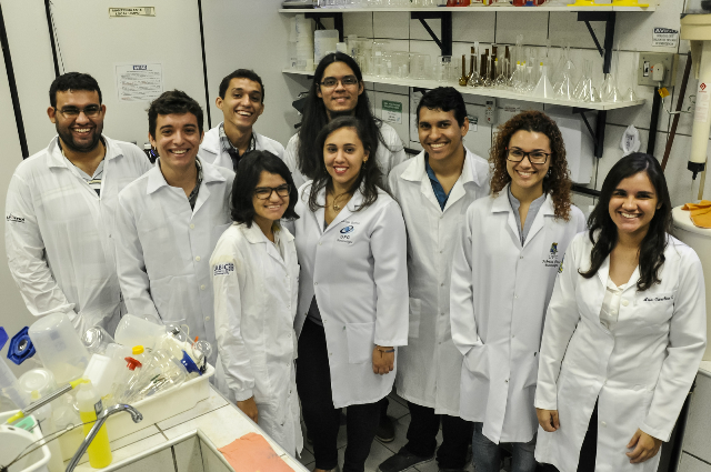 Estudantes de Biotecnologia da UFC desenvolvem projeto de combate às larvas do Aedes