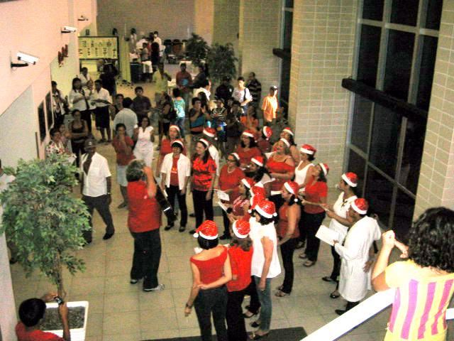 Coral do HGF leva o clima de Natal para corredores e enfermarias