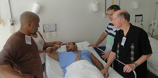 Pacientes internados renovam as energias com visita de religiosos americanos