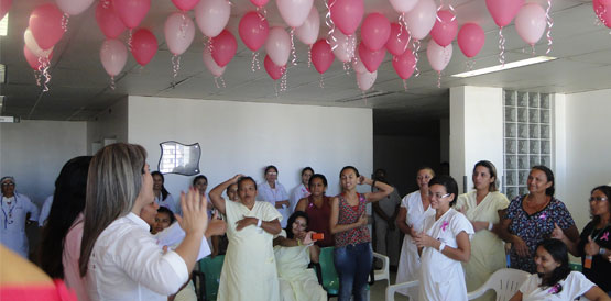 Outubro Rosa: enfermeiras do HGF alertam pacientes sobre a importância do autoexame