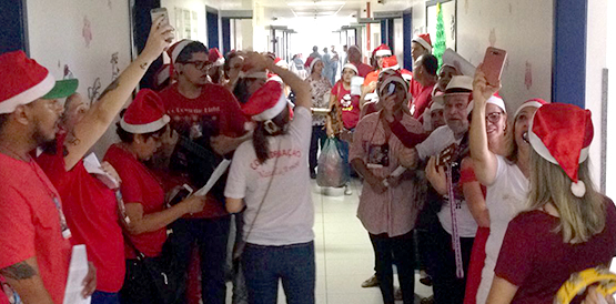 Grupo musical leva alegria e emoção ao HGF, no dia de Natal