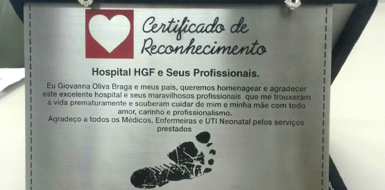 Mãe entrega placa de agradecimento à Unidade de Neonatologia do HGF