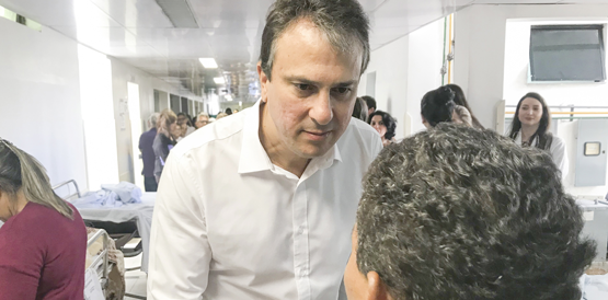 Camilo Santana faz visita ao HGF e conversa com pacientes e funcionários