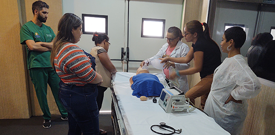 Enfermeiros e técnicos de enfermagem do HGF participaram de capacitação para atendimentos de emergência