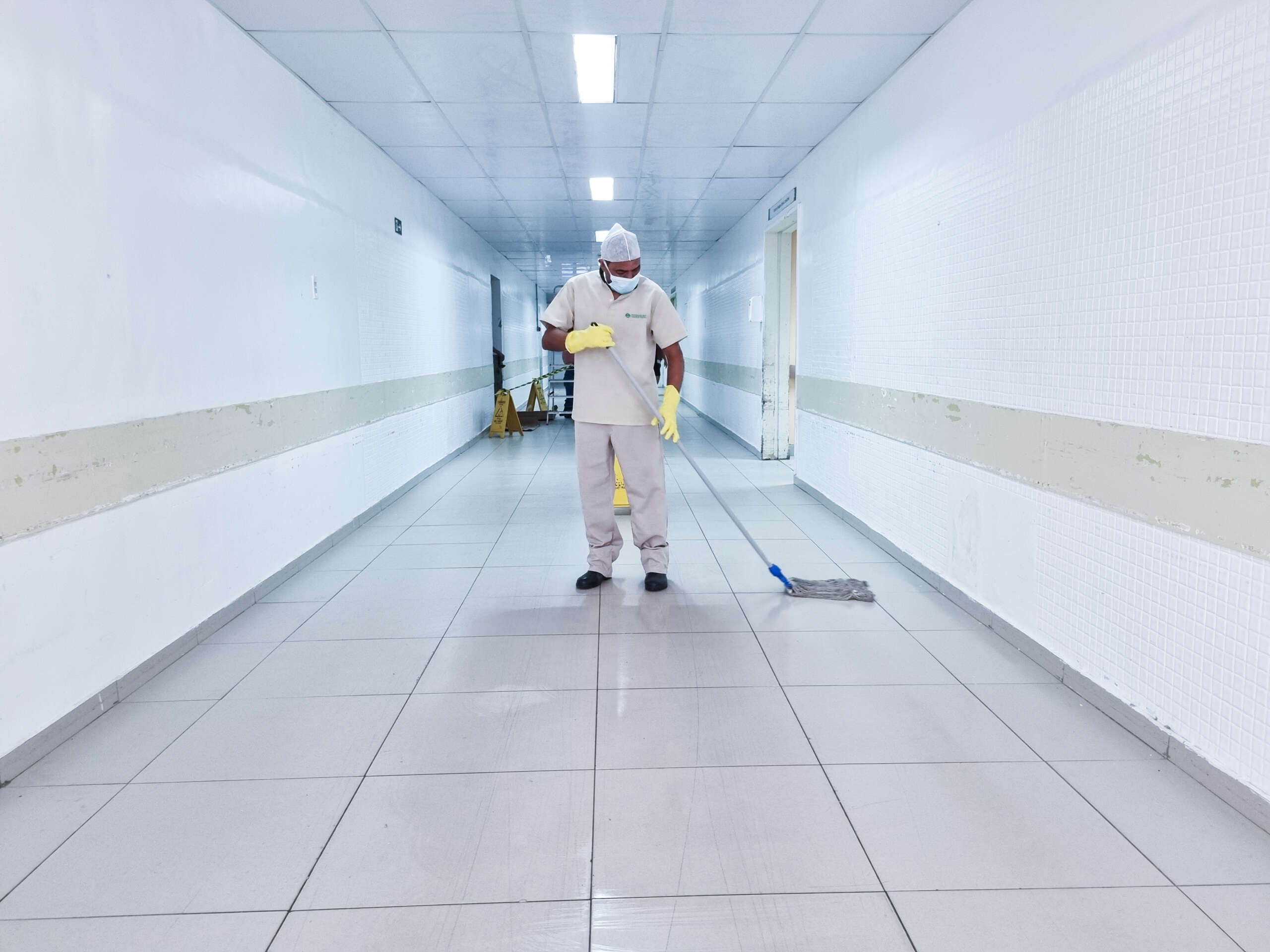Dia do Auxiliar de Serviços Gerais: trabalho é fundamental para bom funcionamento do HGF