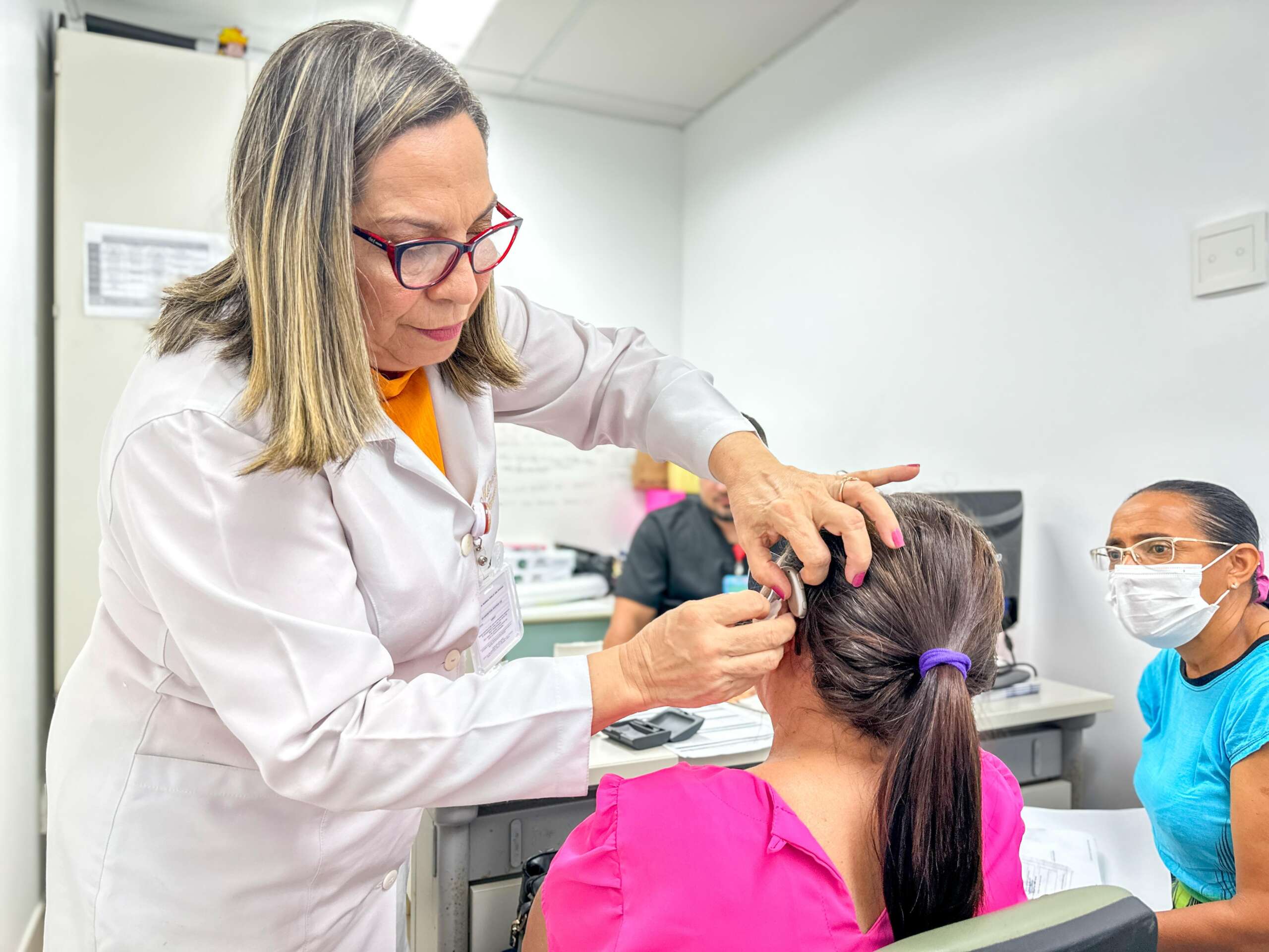 HGF devolve o som da vida a pacientes com entrega de aparelhos auditivos