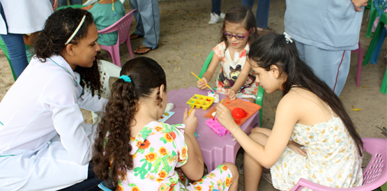 Voluntários fazem festa para as crianças da pediatria do HM