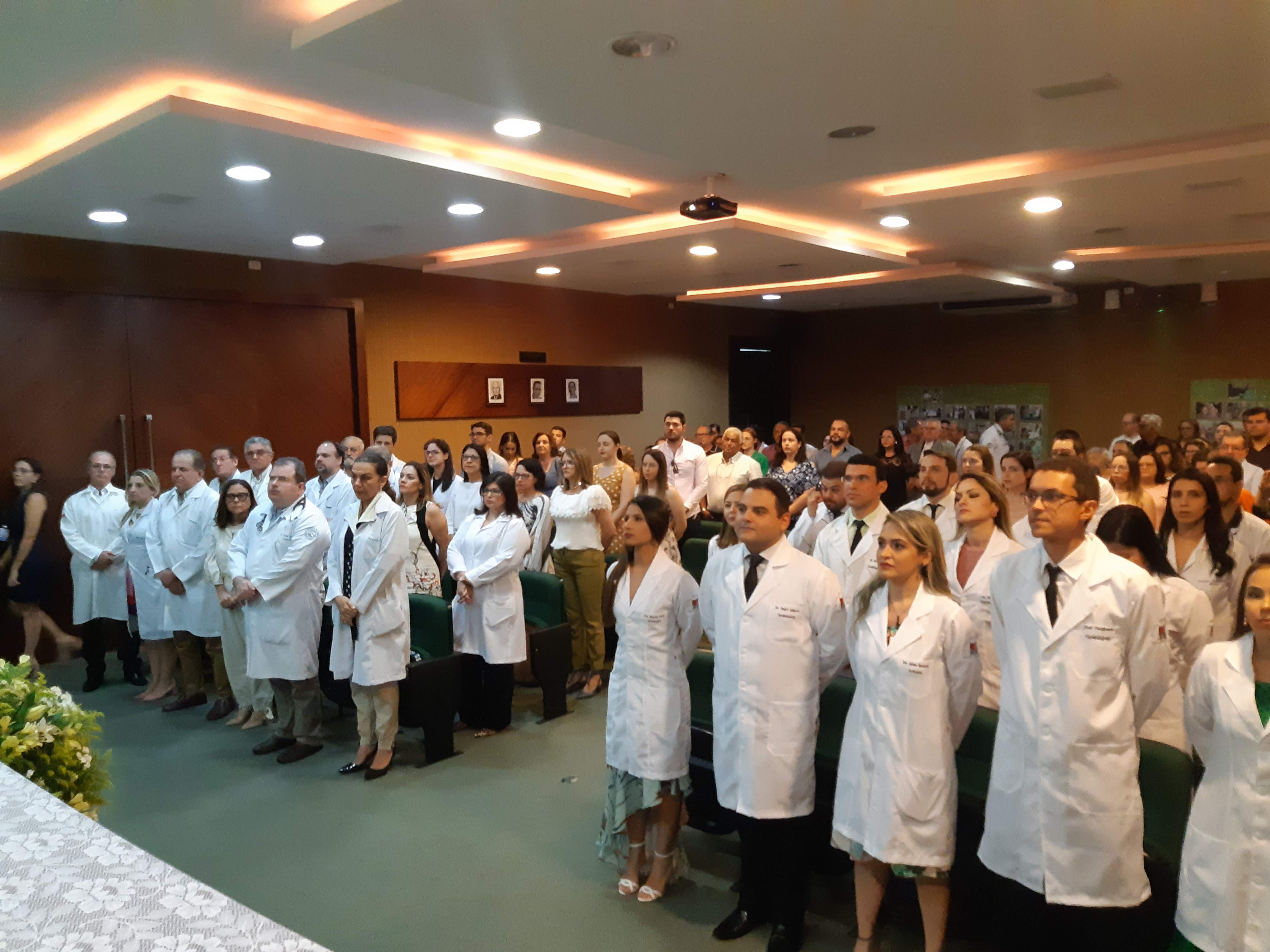 Em cerimônia marcada por surpresas, HM forma nova turma de residentes