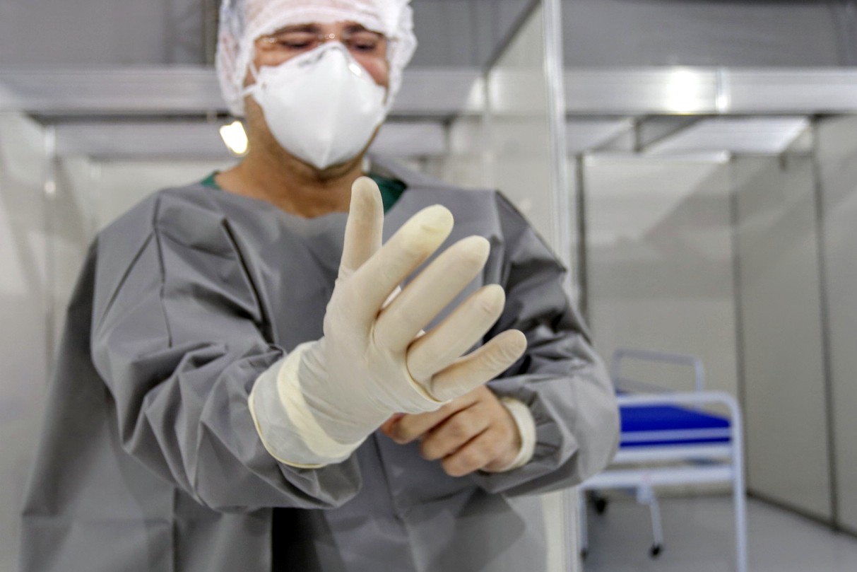 Profissionais de saúde diagnosticados com Covid-19 podem solicitar auxílio por telefone
