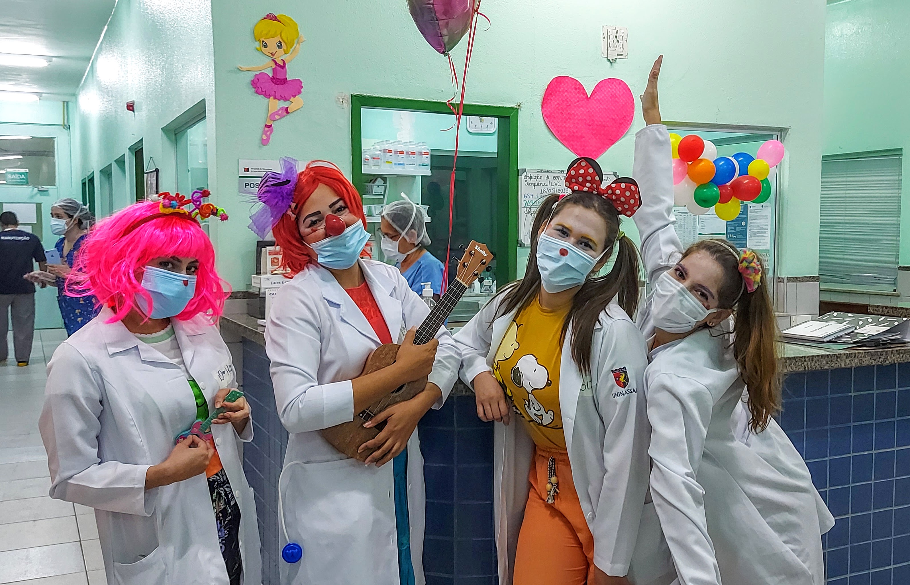 Pacientes internados na unidade pediátrica ganham presentes no Dia das Crianças