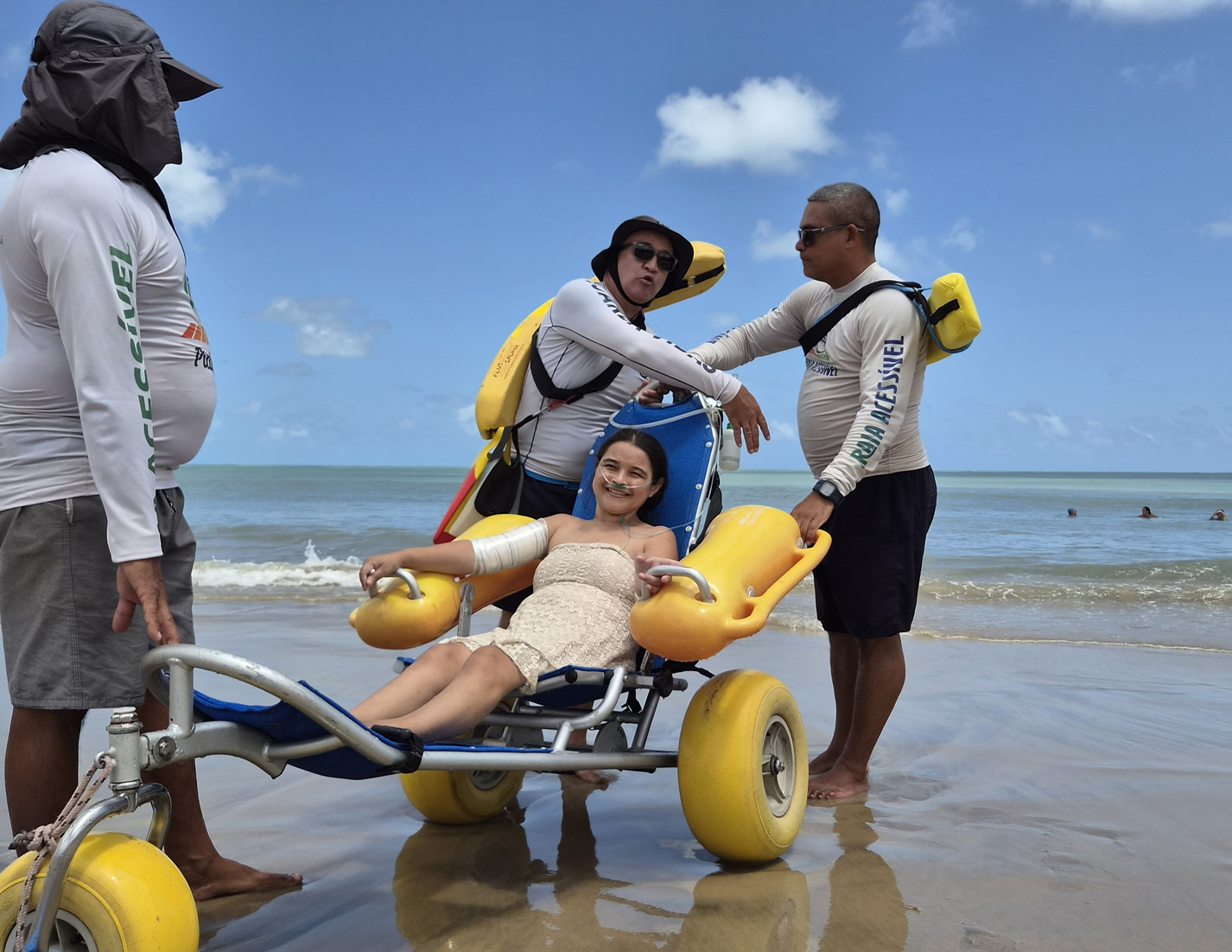 No dia do aniversário, paciente internada no Hospital de Messejana realiza desejo de ir à praia