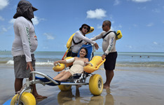 No dia do aniversário, paciente internada no Hospital de Messejana realiza desejo de ir à praia