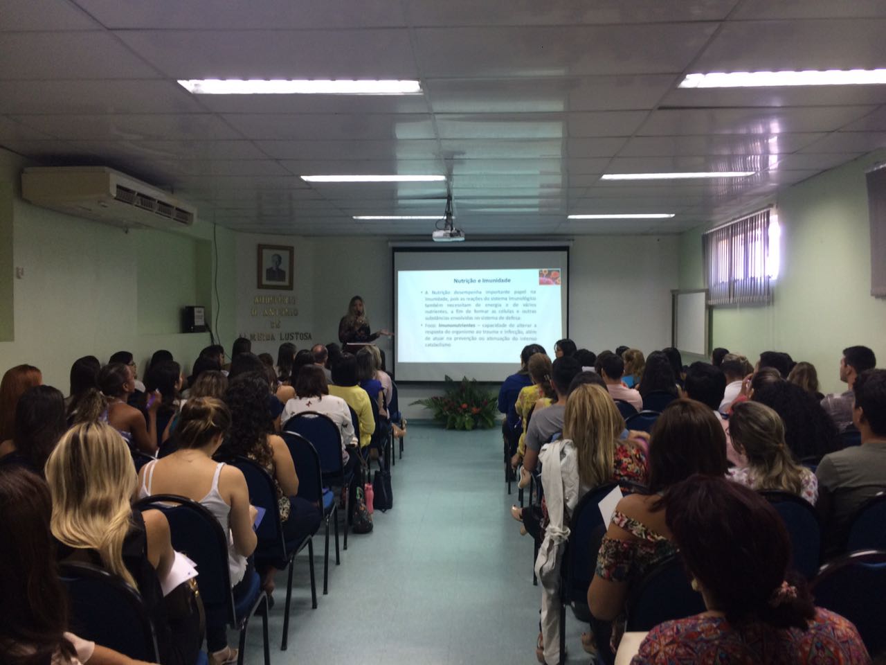 Profissionais e estudantes discutem as intervenções nutricionais no tratamento dos pacientes do Hospital São José