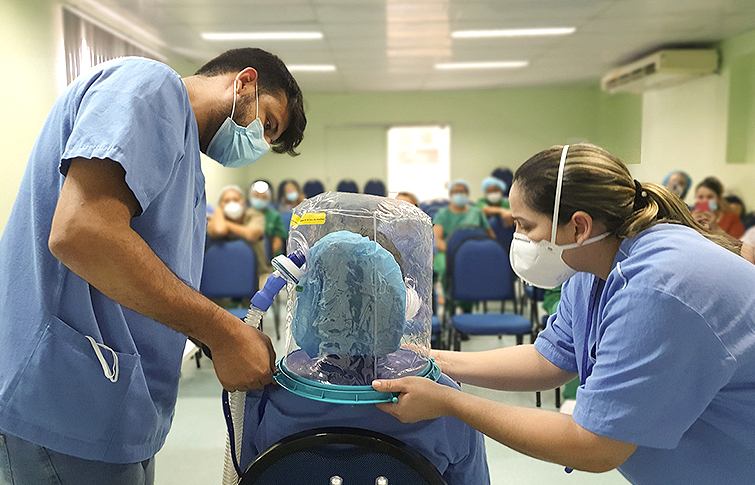 HSJ capacita profissionais para uso de capacete Elmo em pacientes com Covid-19