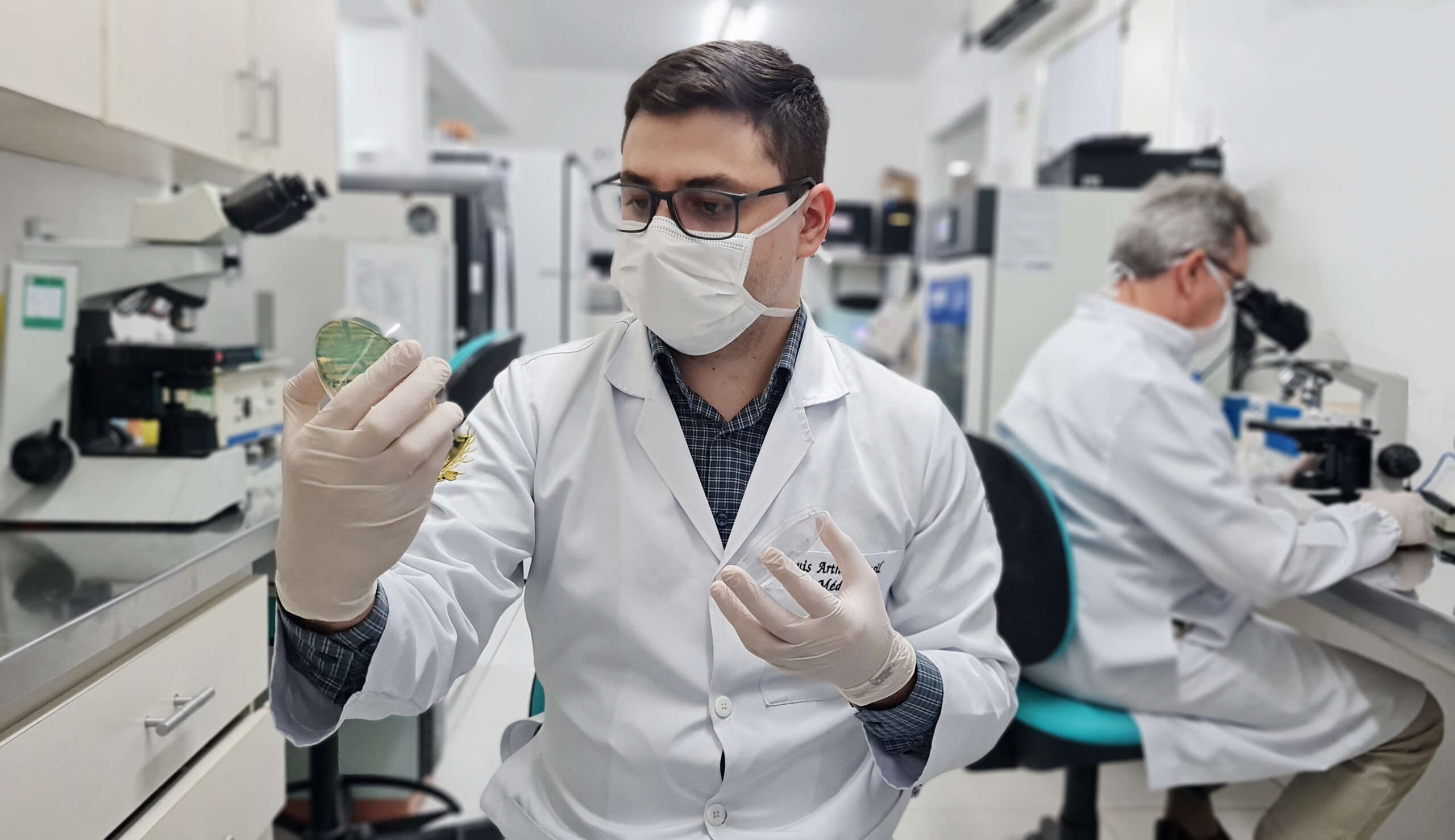 Do controle de pandemias ao combate a doenças estigmatizadas: o papel do infectologista na assistência e na educação em saúde